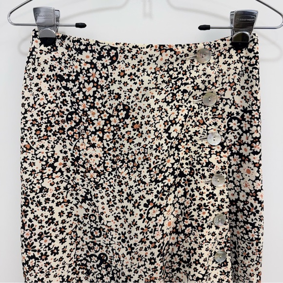 Madewell Side-Button Straight Midi Skirt in floral Daisy Groove Cream and Black - Picture 7 of 12